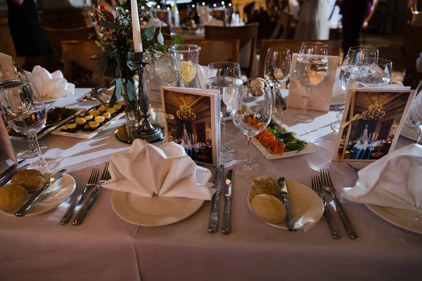 Jedzenie serwowane na stole w białej sali podczas urodzinowej imprezy firmowej w Rydze Wschodniej, Łotwa - krem i biege kolory - Kanapki, przekąski i lekkie napoje — Zdjęcie stockowe