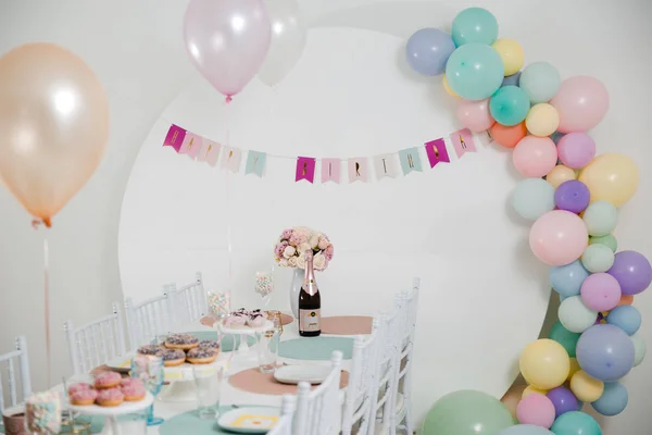 Nourriture servie sur la table dans une salle blanche lors d'une fête d'anniversaire d'enfants décoration en Europe de l'Est Baltique Riga Lettonie - doux Biege, crème, couleurs roses - Canape, collations et boissons légères — Photo