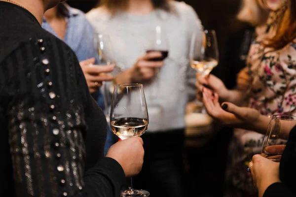 Business-Party-Konferenz im osteuropäischen Baltikum Riga Lettland - Cocktailgetränke aus nächster Nähe und Leute plaudern — Stockfoto