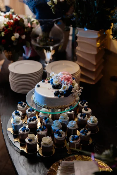 Myrtille avec des décorations crème gâteau de réception de mariage avec petits cupcakes pour les invités en Europe de l'Est Baltique Riga Lettonie — Photo