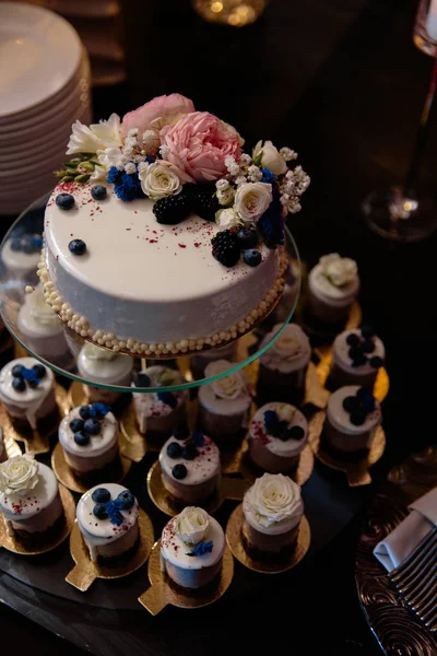 Myrtille avec des décorations crème gâteau de réception de mariage avec petits cupcakes pour les invités en Europe de l'Est Baltique Riga Lettonie — Photo