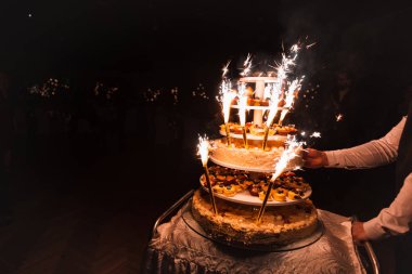 Havai fişek mumları: Düğün partisi Doğu Avrupa 'daki Letonya Riga' da da kapkeklerden oluşan devasa çok katlı pasta