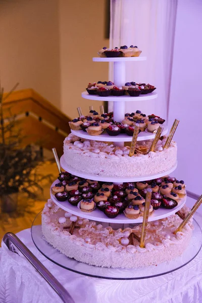 Свадебная вечеринка огромный многоэтажный торт, который состоит из кексов тоже в Восточной Европе Латвия Рига — стоковое фото