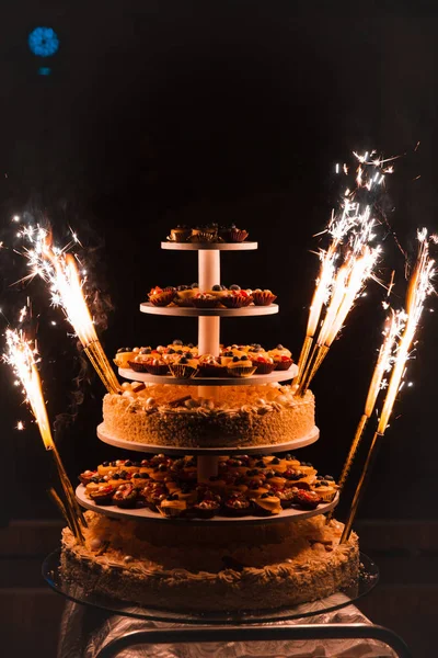 Πυροτέχνημα κεριά: γαμήλια γιορτή τεράστια πολυώροφη τούρτα που αποτελείται από cupcakes πάρα πολύ στην Ανατολική Ευρώπη Λετονία Ρίγα — Φωτογραφία Αρχείου