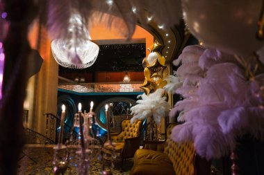 Doğu Avrupa 'da Letonya Riga Kafe Restoranı' nda tüy ve altınla çılgın lüks şirket dekorasyonu