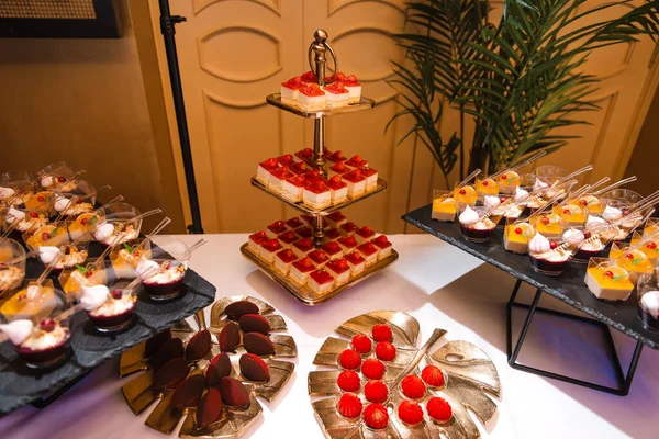 Słodkie desery i ciasta dla gości w Europie Wschodniej Łotwa Ryga bar kawiarnia restauracja — Zdjęcie stockowe