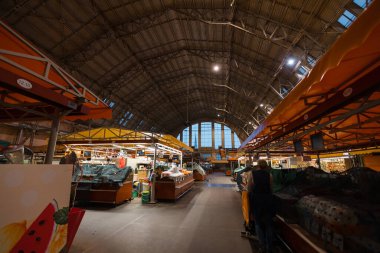 Riga, Letonya - 27 Şubat 2020. Riga Merkez Çarşısı Gece Sebze Köşkü