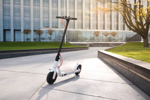 Vit elcykel i stadspark på sommaren — Stockfoto