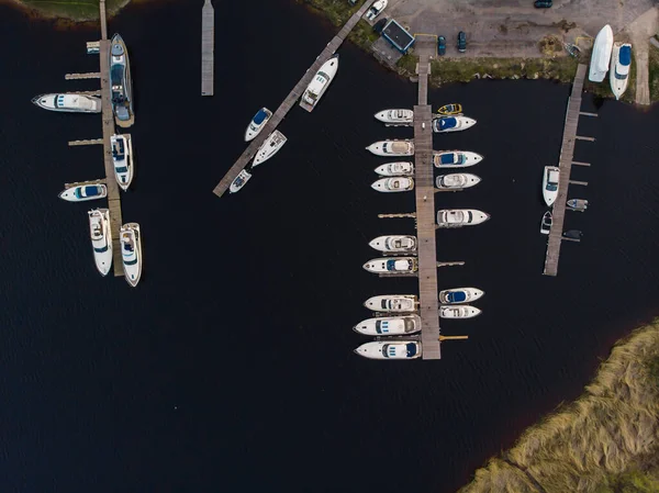 Yates de lujo en el puerto pequeño, vista aérea de la plaza de aparcamiento del barco de vela — Foto de Stock