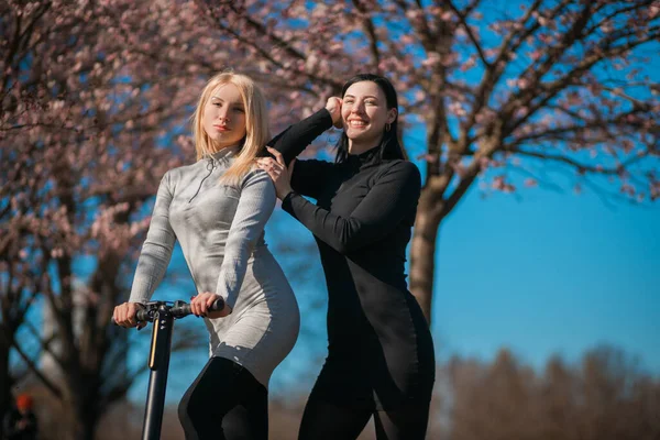 Дві жінки посміхаються і сміються в міському парку — стокове фото