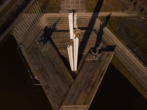 Vista aérea cerca del monumento de la Victoria en el día soleado en Riga. Arquitectura soviética después de la Segunda Guerra Mundial — Foto de Stock