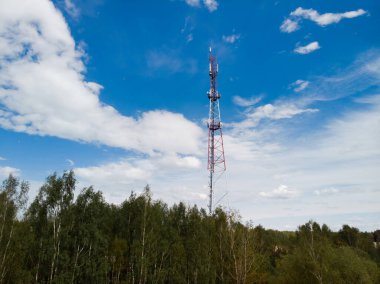 4G ve 5G GSM telekomünikasyon kulesi mavi gökyüzü arkaplan manzaralı