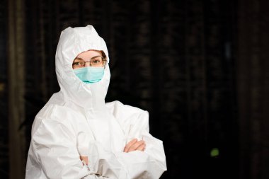 Koruyucu tıbbi giysi ve cerrahi maske takan sağlık doktoru.