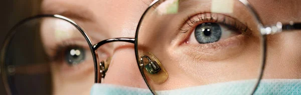 Médico em máscara cirúrgica com óculos de perto vista banner — Fotografia de Stock