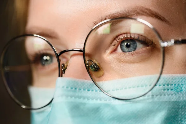 Médico en máscara quirúrgica con gafas de vista estrecha — Foto de Stock