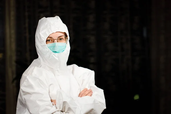 Лікар охорони здоров'я в захисному медичному костюмі та хірургічній масці — стокове фото