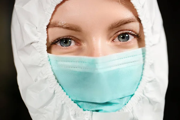 Egészségügyi orvos védő orvosi ruha maszk közelről — Stock Fotó