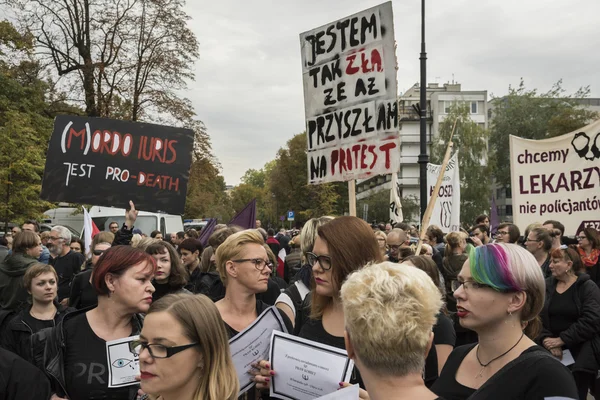 Protesto das mulheres negras em Varsóvia — Fotografia de Stock