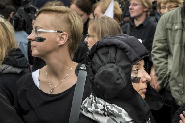 Czarne kobiety protestują w Warszawie — Zdjęcie stockowe