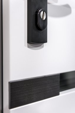 Beyaz kapı siyah anahtar deliği closeup