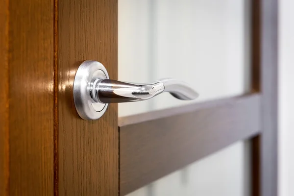 Częścią otwarte drzwi z klamką srebrny — Zdjęcie stockowe