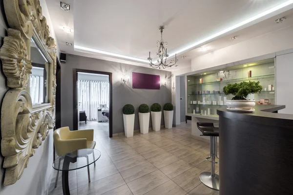 Checka in i elegant modern klinik — Stockfoto