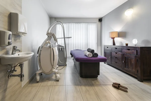 Інтер'єр масажної кімнати в оздоровчому центрі — стокове фото