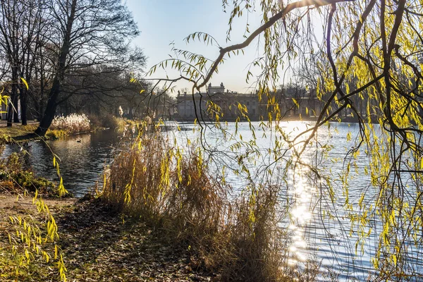 Der lazienki Palast im lazienki Park, Warschau. — Stockfoto