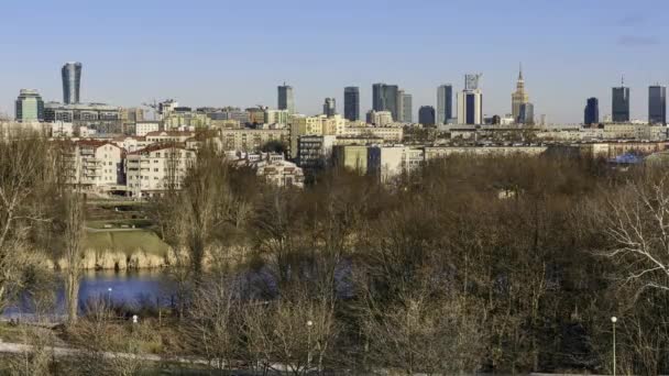 Panorama van de stad Warschau vanaf de heuvel, Polen - timelapse 4k — Stockvideo
