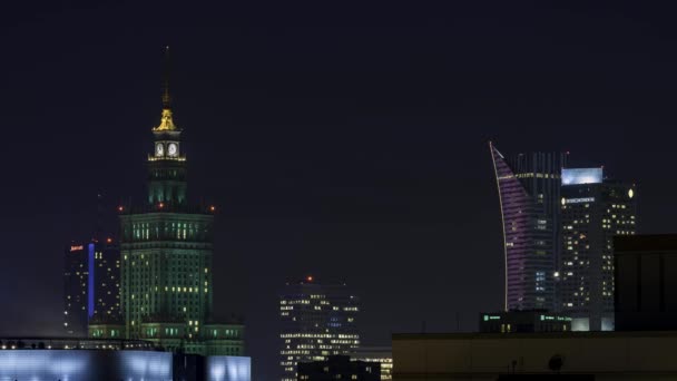 Het paleis van cultuur en wetenschap in Warschau at Night - timelapse 4k — Stockvideo