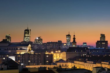 Varşova şehir merkezinde üzerinden günbatımı 