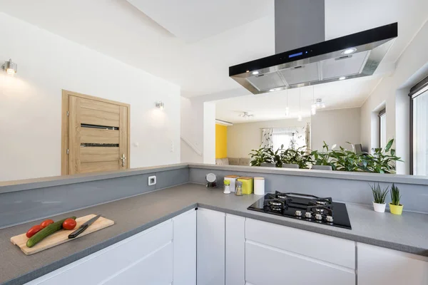 Interieur van de moderne keuken met roestvrijstalen apparaten — Stockfoto