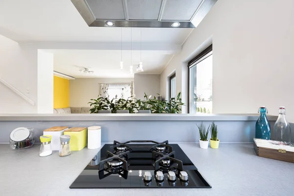 Intérieur de cuisine moderne avec appareils en acier inoxydable — Photo