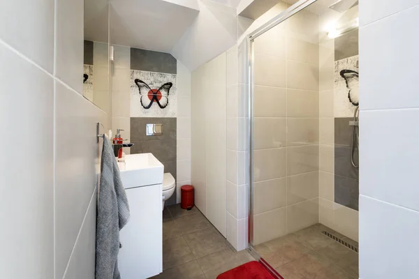 シャワー付きのモダンなバスルーム — ストック写真