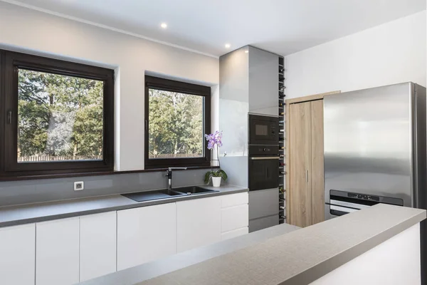 Modern kitchen interior with stainless steel appliances — Stock Photo, Image