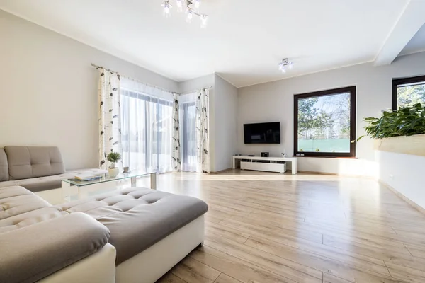 Interiér moderní obývací pokoj s dřevěnou podlahou — Stock fotografie