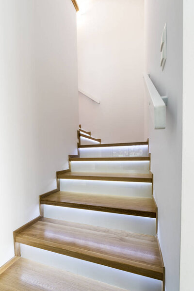 современная деревянная лестница
