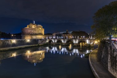 Roma Kalesi Sant Angelo gece görünümü 