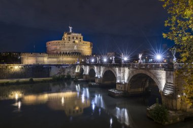 Roma Kalesi Sant Angelo gece görünümü 