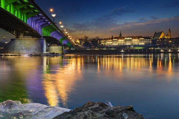 O Castelo Real e a Cidade Velha em Varsóvia durante o pôr do sol  . — Fotografia de Stock