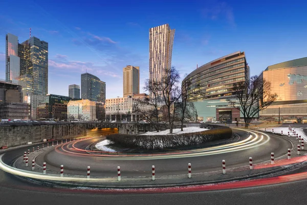 Warschauer Finanzzentrum in der Innenstadt während der Abenddämmerung. — Stockfoto