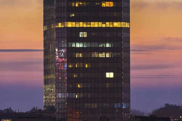Modern kontorsbyggnad under solnedgången — Stockfoto
