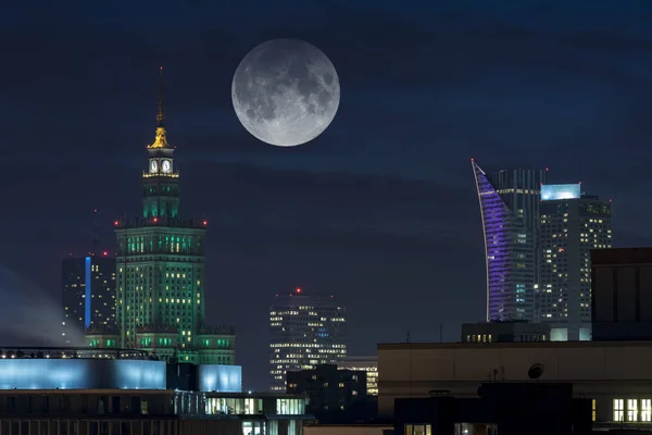 Місяць над міста Варшава — стокове фото