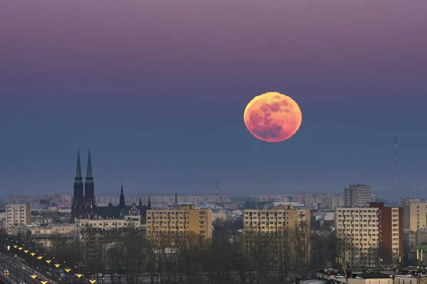 Aufgang des Mondes über Warschau — Stockfoto