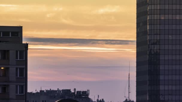 Modernes Bürogebäude bei Sonnenuntergang — Stockvideo