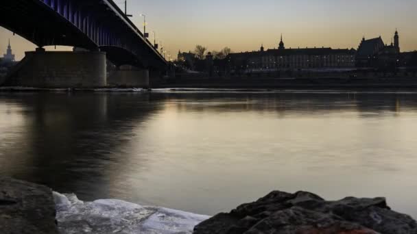 Královský hrad a staré město ve Varšavě při západu slunce . — Stock video