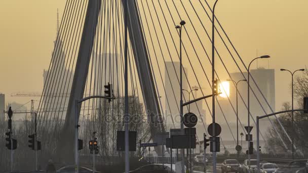 Mistige zonsondergang over de stad Warschau — Stockvideo