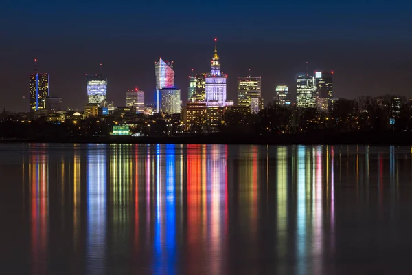 Panorama van de nacht van de skyline van Warschau — Stockfoto