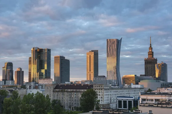 Warszawa by midt i byen under soloppgang – stockfoto