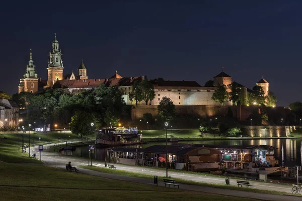 Castelo real dos reis poloneses na colina Wawel em Cracóvia — Fotografia de Stock